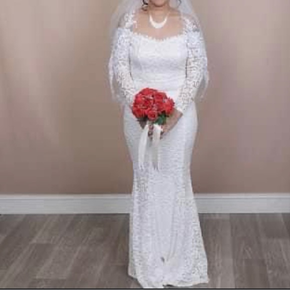 Excellent Condition! Complete Wedding Dress - Picture 2 of 4